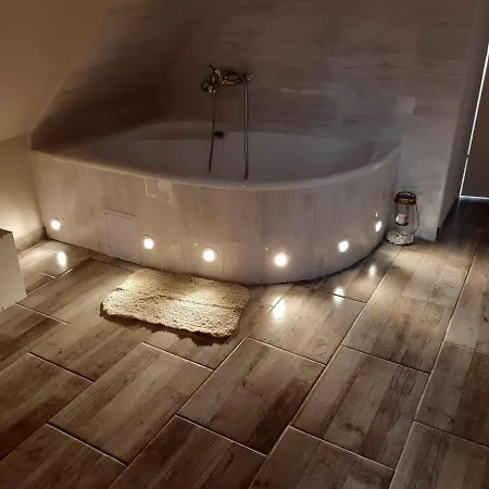 Flora Apartmanhaz A Balatonnal Apartment Lovas