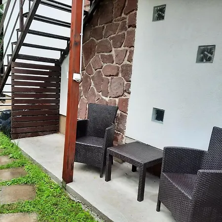 Apartment Flora Vendeghaz A Balatonnal Lovas