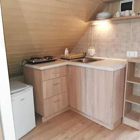 Flora Apartmanhaz A Balatonnal * Lovas
