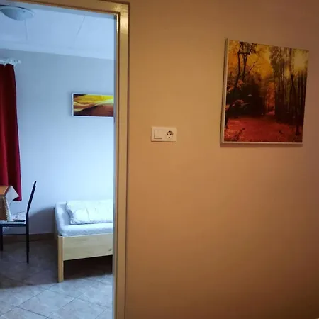 Apartment Flora Vendeghaz A Balatonnal Lovas