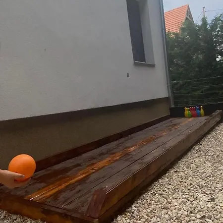 Flora Apartmanhaz A Balatonnal Apartment Lovas