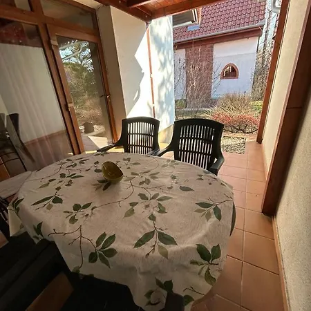 Flora Vendeghaz A Balatonnal Apartment