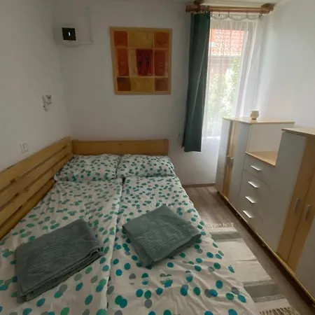 Apartment Flora Vendeghaz A Balatonnal Lovas
