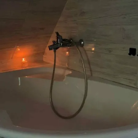 Flora Apartmanhaz A Balatonnal Lovas