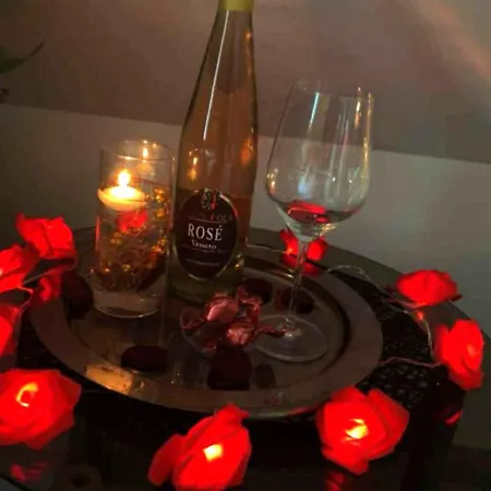 Flora Apartmanhaz A Balatonnal Lovas