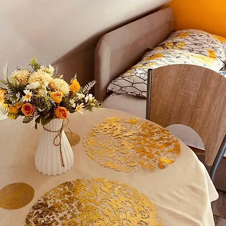 Flora Apartmanhaz A Balatonnal