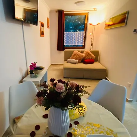 Flora Apartmanhaz A Balatonnal Apartment Lovas