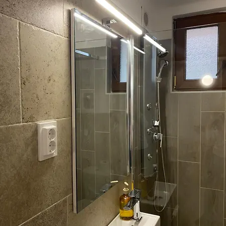 Flora Apartmanhaz A Balatonnal * Lovas