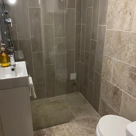 Flora Apartmanhaz A Balatonnal Lovas