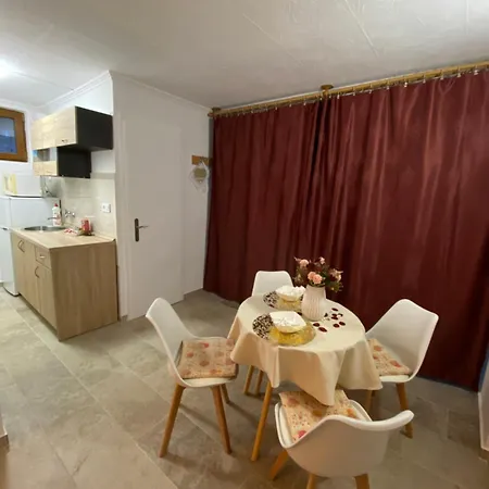Flora Apartmanhaz A Balatonnal Lovas