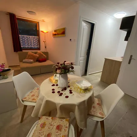 Flora Apartmanhaz A Balatonnal * Lovas