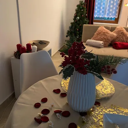Flora Apartmanhaz A Balatonnal Lovas
