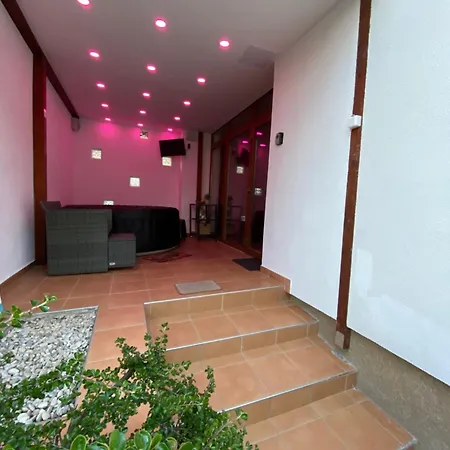 Flora Apartmanhaz A Balatonnal * Lovas