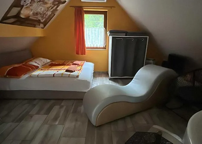 Flora Vendeghaz A Balatonnal Appartement *